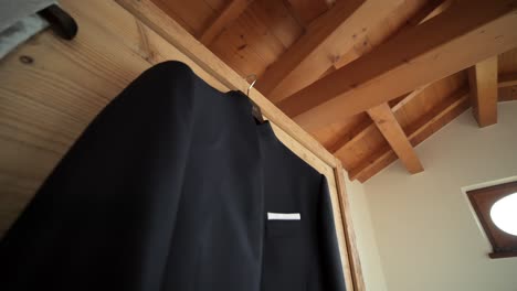 low-angle-aufnahme von schwarzem anzug und grauer weste bei der vorbereitung des hochzeitstages