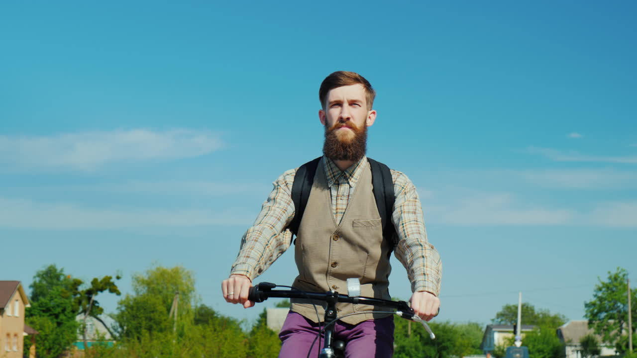 retrato de hombre montando en bicicleta
