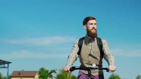 Retrato-Del-Hombre-En-Bicicleta