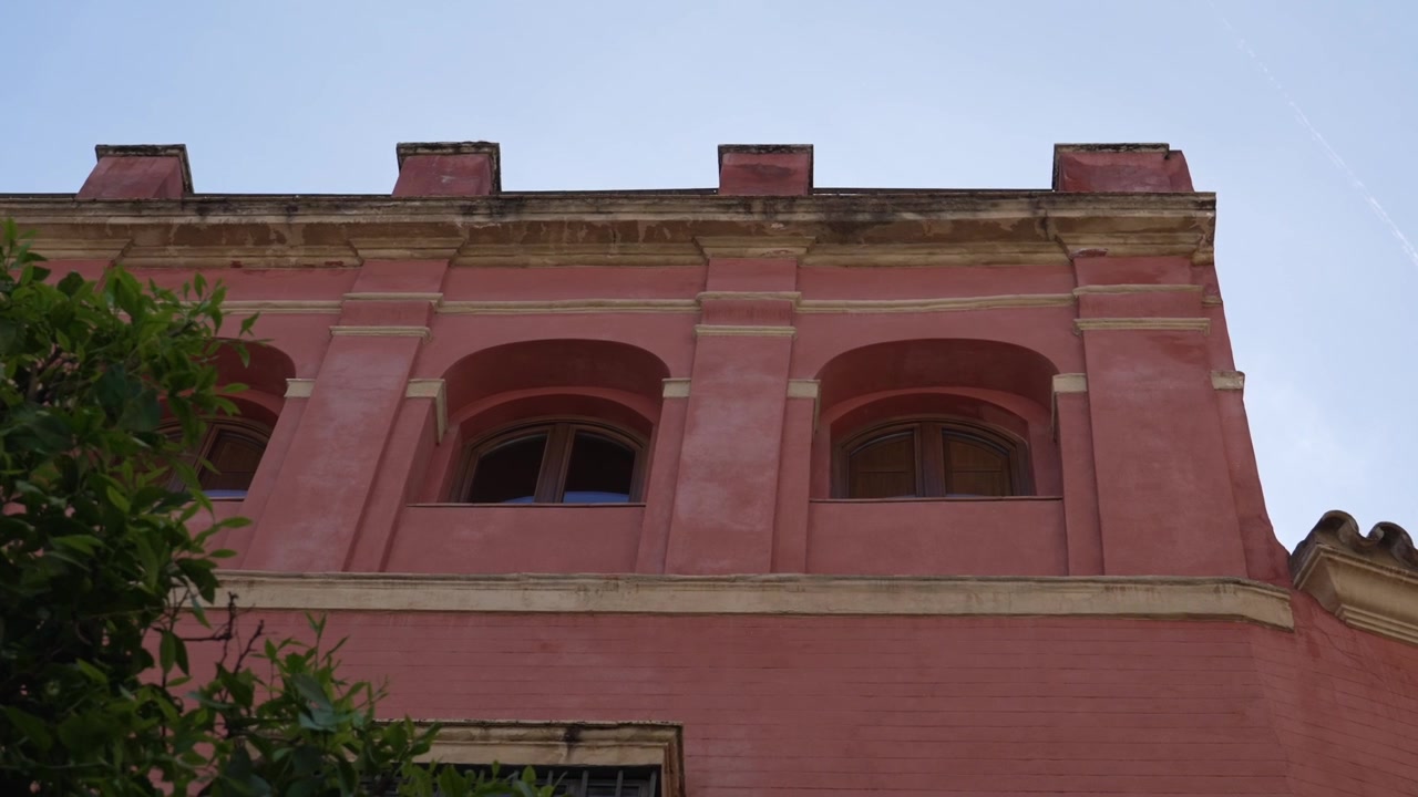 Facciata di un edificio in una strada turistica a Siviglia, Spagna, architettura di una città europea