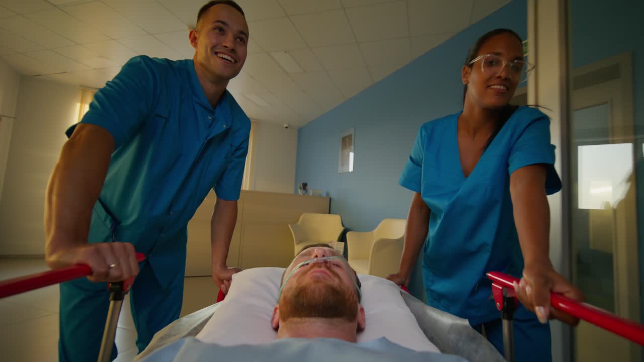 Equipe médica transportando paciente no hospital