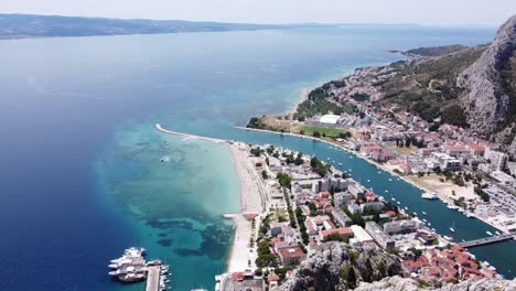 Increíble-Vuelo-De-Drones-Sobre-La-Hermosa-Omis-En-Croacia