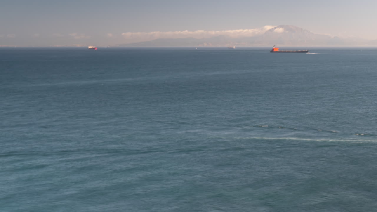 스페인 해안 근처에 움직이는 많은 선박과 보트, 타임  ⁇ 스 뷰