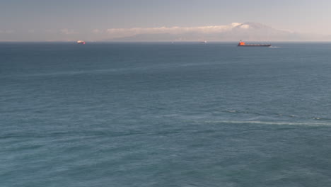 muchos barcos y botes que se mueven cerca de la costa de españa, vista de lapso de tiempo