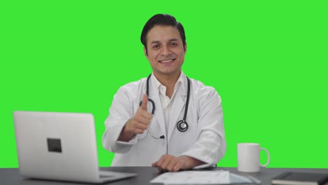 Fröhlicher-Indischer-Arzt-Zeigt-Daumen-Hoch,-Grüner-Bildschirm