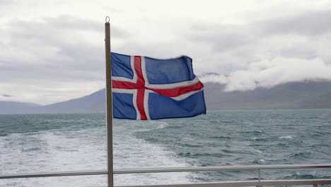 bandera de islandia en un barco en movimiento en el mar, la tierra de fuego y hielo, de mano