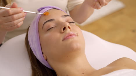 mujer recibiendo un tratamiento facial en un spa