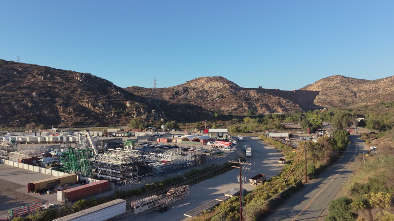 カリフォルニア州レイクサイド近郊のサン・ビセンテ・ダムと貯水池にある変電所