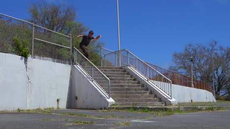 Person-Springt-Riesige-Treppe-Hinunter-Und-Stürzt