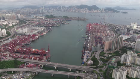 gran angular, toma a gran altura del puerto industrial y el horizonte de hong kong en segundo plano en un día nublado