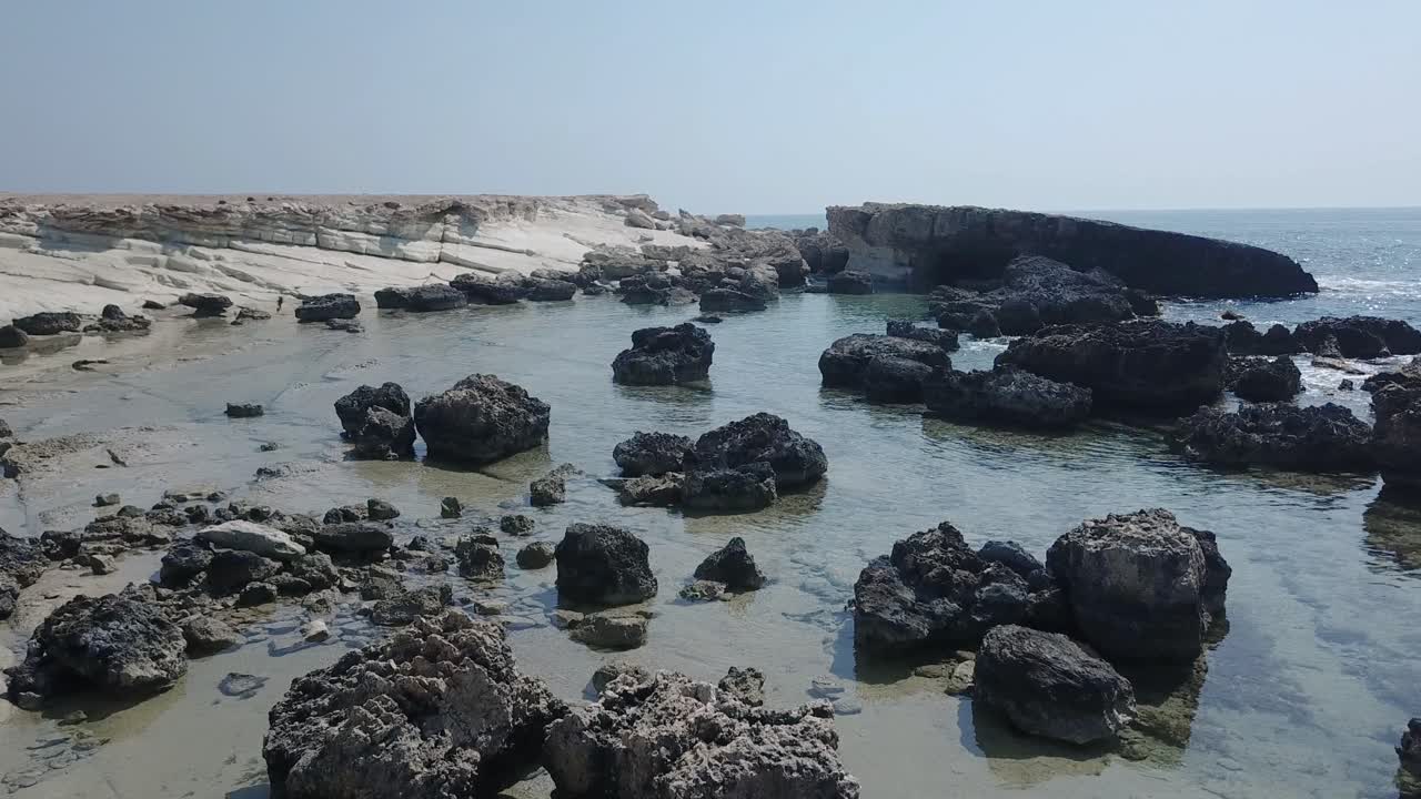 avión no tripulado vuela sobre la costa del mar mediterráneo cerca de peyia, chipre