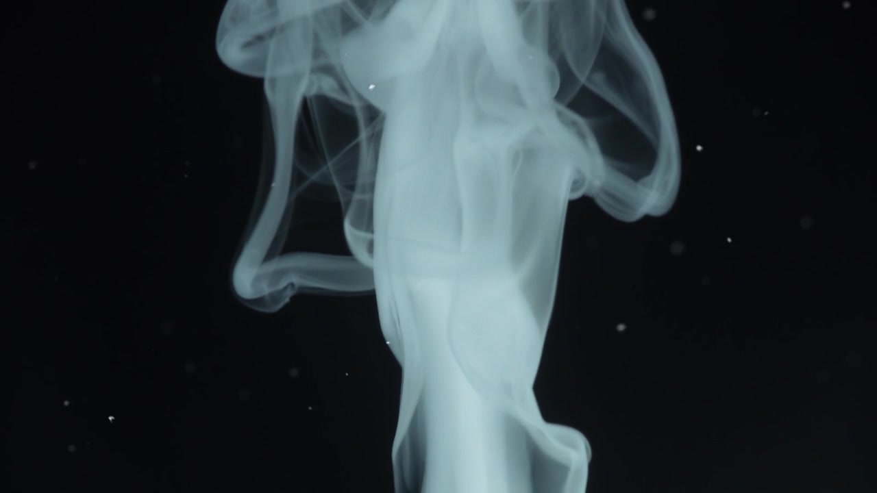Fumo e particelle su sfondo nero.