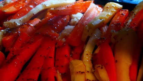 Vollkorn-Honig-Senf-Nieselregen-über-Goldene,-Schmackhafte-Karotten-Pastinaken-geröstete-Gemüseplatte,-Nahaufnahme