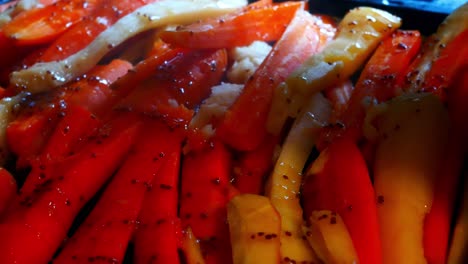 llovizna de mostaza y miel integral sobre un sabroso plato de verduras asadas con chirivía y zanahoria de primer plano