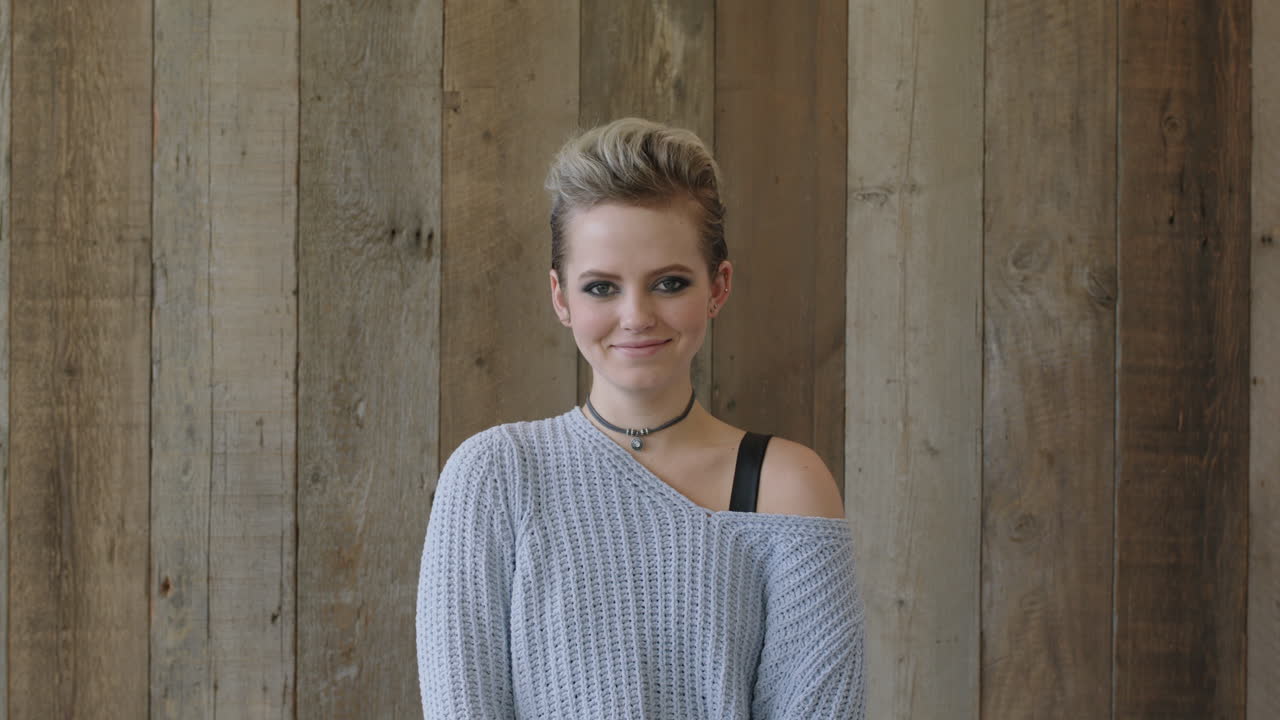retrato en primer plano de una joven caucásica linda riendo riendo mirando a la cámara una mujer caucásica feliz y elegante