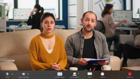 pov de colegas hablando con socios usando cámara web durante la videoconferencia