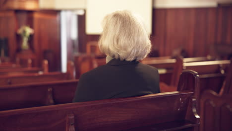 Religión,-Iglesia-Y-Mujer-Mayor-En-Un-Banco