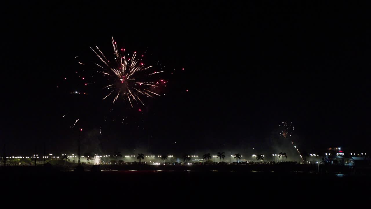 fuegos artificiales estallando en la noche