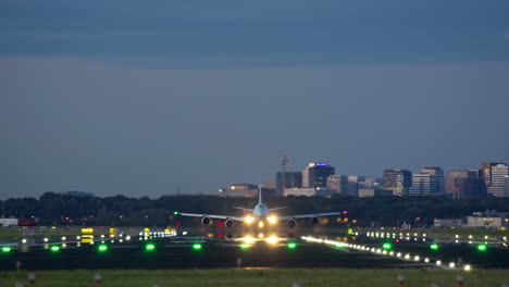 aterrizaje de avión por la noche sobre la ciudad