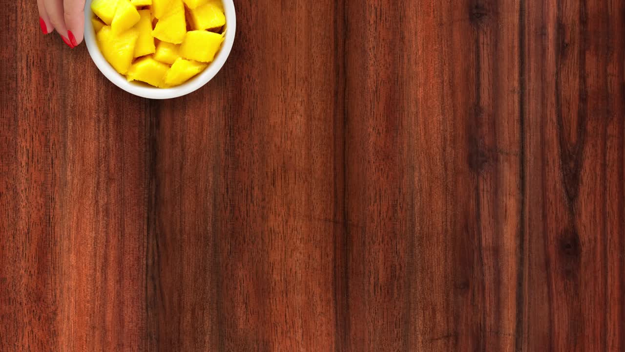 ofreciendo mango en cubitos