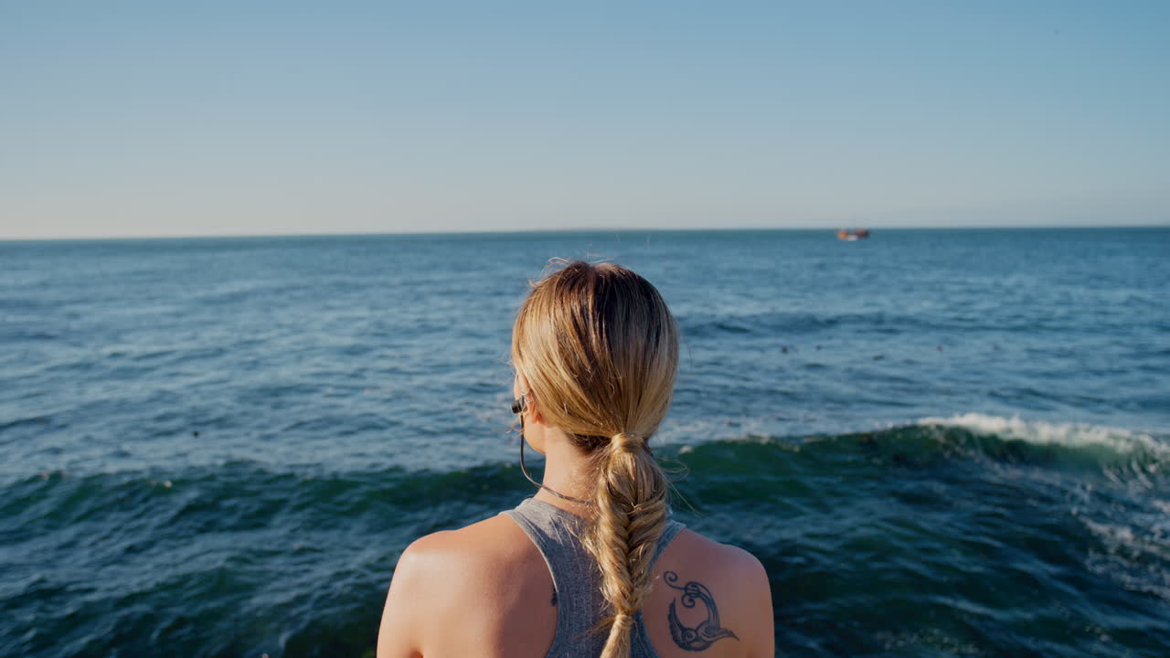 휴식, 피트니스 및 바다에서 음악과 함께 여성