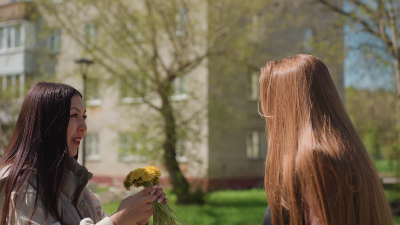 공원 방문 중 미소를 나누고, 친구 간의 소소한 우정과 꽃 선물을 주고받으며, 친구들이 꽃을 교환하고 서로의 모습을 확인하는 자연스러운 우정의 표현