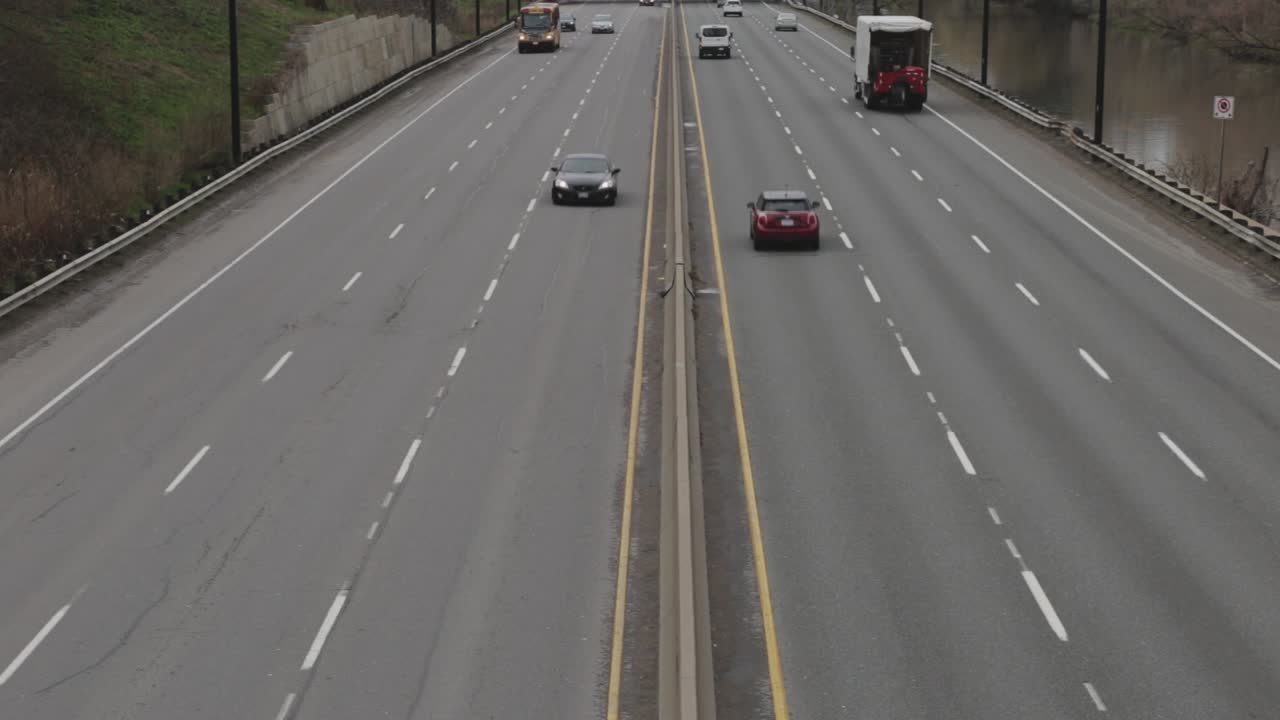 양방향으로 통과하는 교통