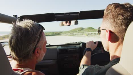 Glückliches-Kaukasisches-Schwules-Männliches-Paar,-Das-Auto-Fährt-Und-An-Einem-Sonnigen-Tag-Am-Strand-Redet