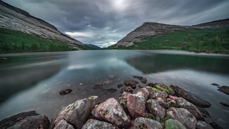 Die-Mit-Dichten-Wäldern-Bedeckten-Berge-Spiegeln-Sich-Wunderschön-Im-Ruhigen-Und-Heiteren-Flachen-See