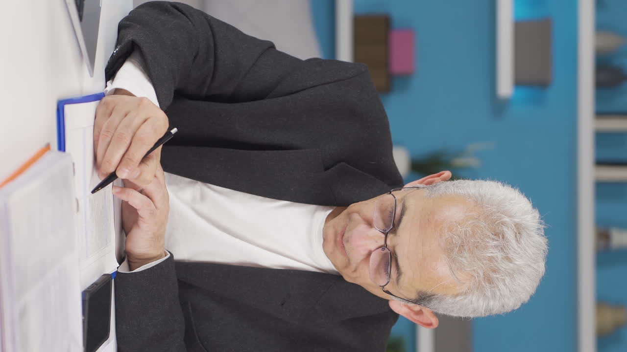 홈 오피스 근로자의 수직 비디오 남자는 무능합니다.