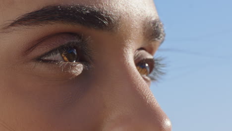 Cerca-De-Hermosos-Ojos-Mujer-Disfrutando-De-La-Vista-Relajándose-En-Las-Vacaciones-De-Verano-Contemplando-El-Futuro-Mirando-El-Sol-Al-Aire-Libre