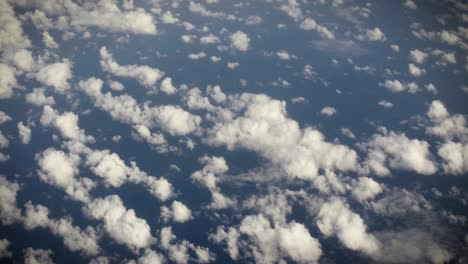 aérea, vista del planeta tierra desde la ventana de una nave espacial o un avión