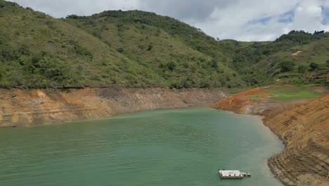 agua turquesa del lago aéreo