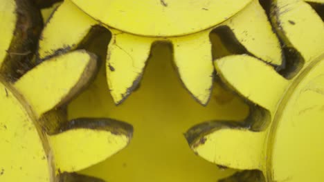 fotografía de cerca de un equipo viejo girando en una fábrica
