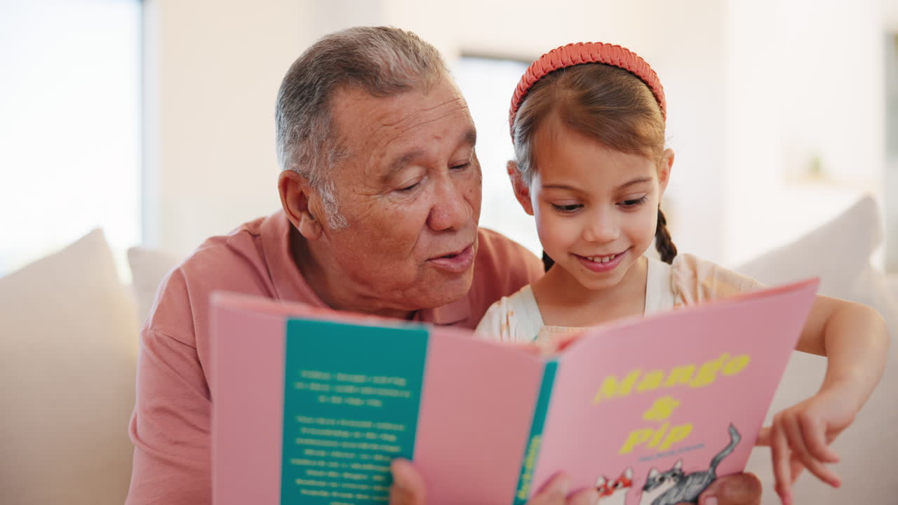 Feliz, livro e avô lendo com criança