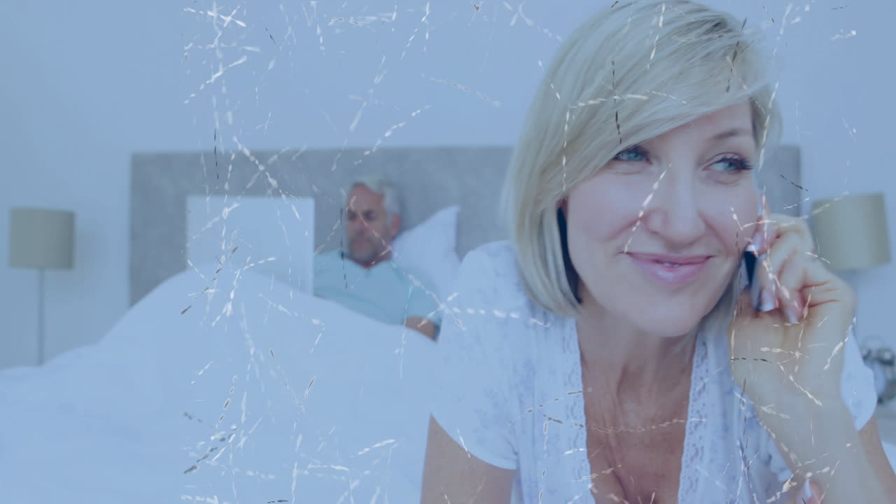 침실에서 커플을 통해 스크래치 된 영화 애니메이션과 함께 전화로 웃는 여자