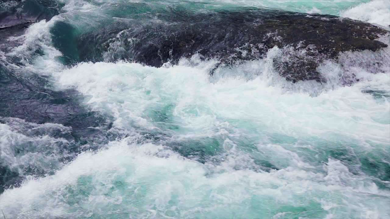 Dağ nehri suyunun ağır çekim yakın çekimi.