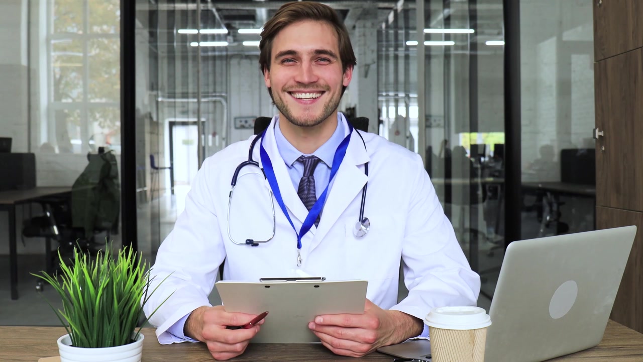 Médico amable hablando a la cámara durante una consulta en línea
