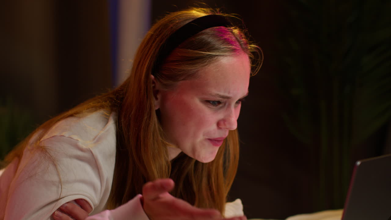 젊은 여성이 노트북으로 이야기하고 있습니다.