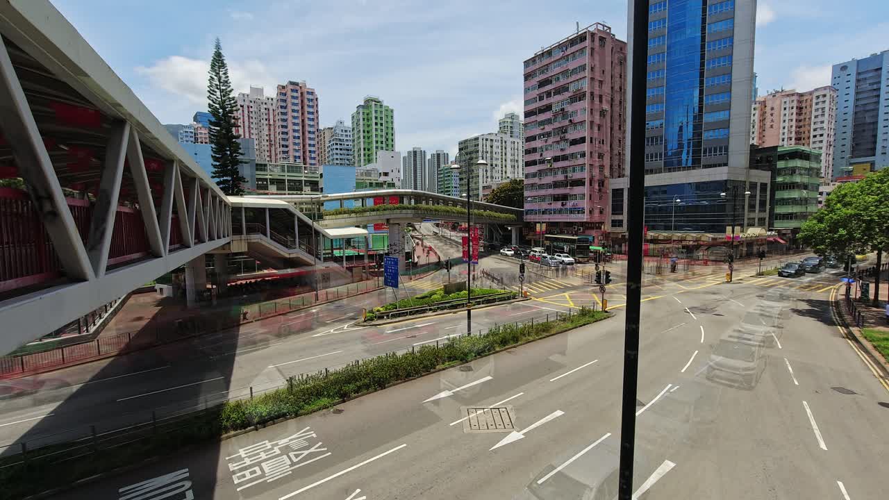 홍콩의 츠엔완 타이호 도로와 샤추이 도로의 좋은 날씨와 바쁜 교통의 시간 경과