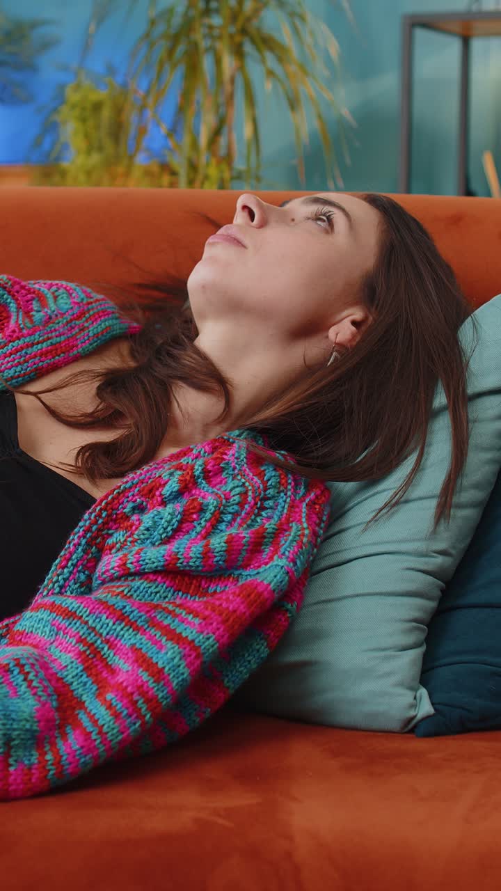 Donna a casa sofferente per una situazione ingiusta, un problema, una rottura, depressione, cattivo umore, burnout