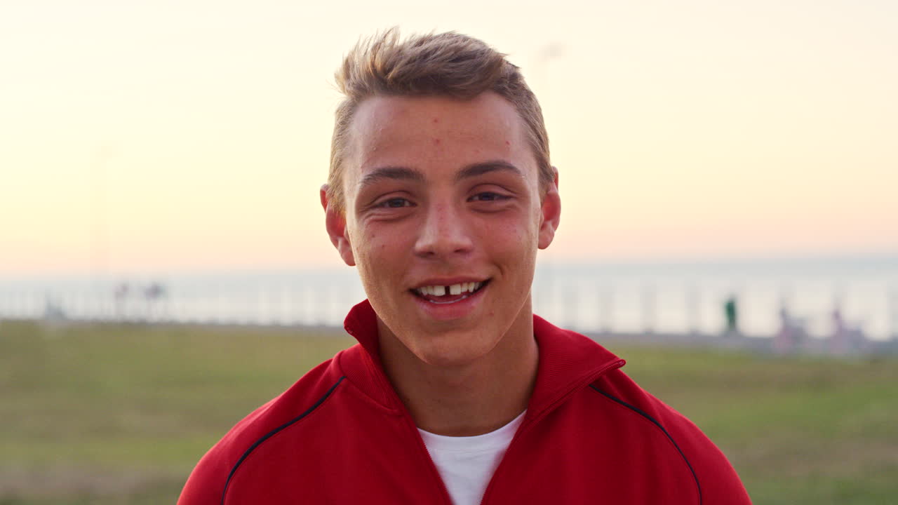 vacaciones, sonrisa y rostro de un niño en un parque