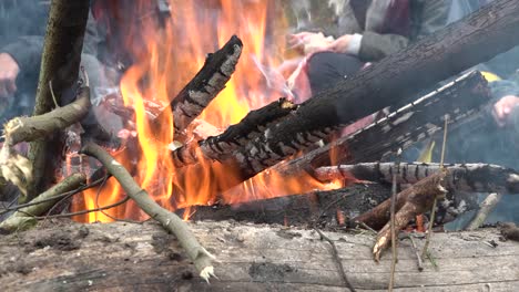 Während-Der-Wanderung-Ein-Lagerfeuer-In-Der-Natur