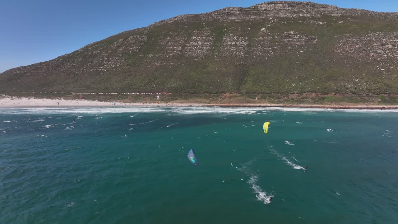 Kitesurfere ved Misty Cliff nær Cape Town