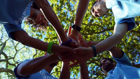 Voluntarios-Formando-Una-Pila-De-Mano-4k