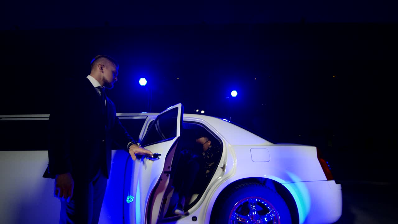 banda de rock caminando por la alfombra roja