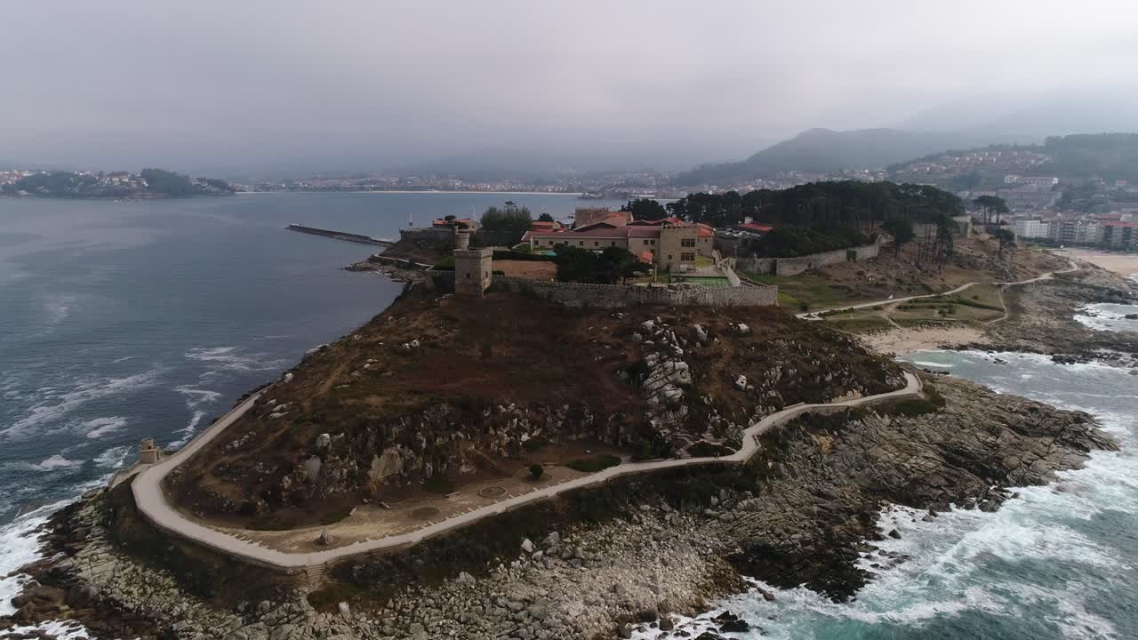 Veduta aerea della città costiera spagnola di Baiona