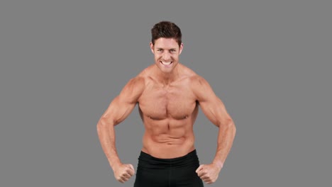 hombre musculoso flexionando sus músculos