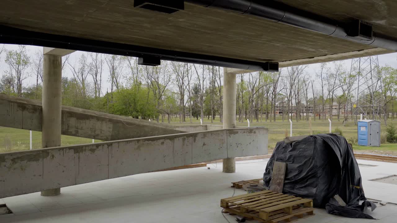 개발 중인 건물 내의 건설 진행 상황을 보여주는 동적 인 내부 파노라마