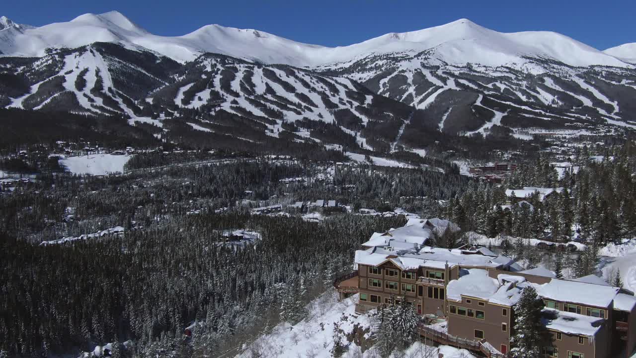 elevándose sobre la cresta para revelar la estación de esquí de breckenridge